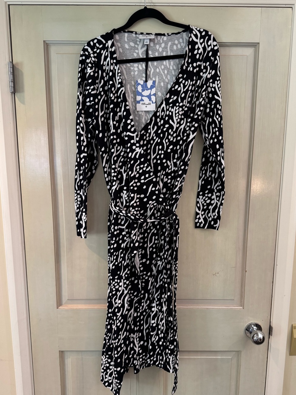 NWT Diane Von Furstenberg Black & White Abstract Long Sleeve Wrap Midi Dress - Picture 2 of 9